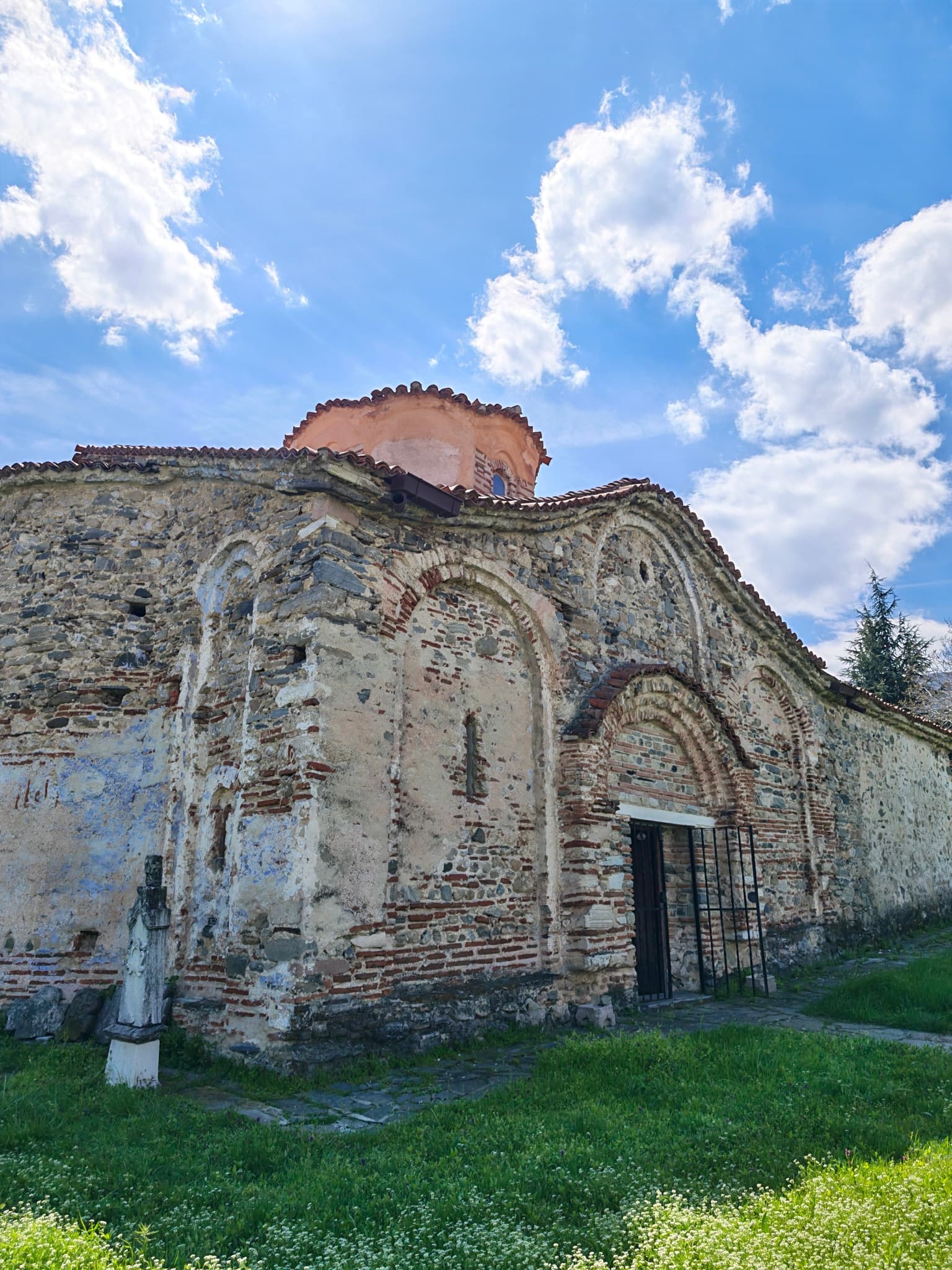 Северна стена с арки